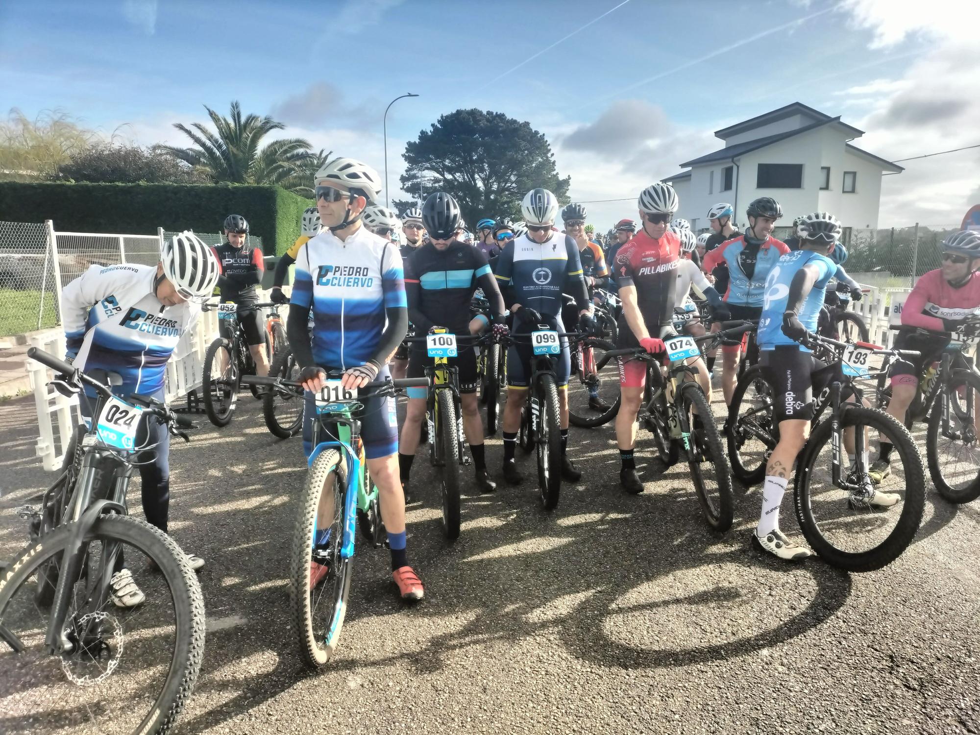 Valdés celebra su desafío en bicicleta, la carrera no competitiva que llena Luarca