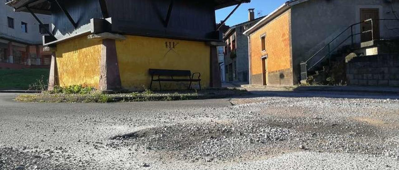 Hórreo ubicado en medio de la calzada de la calle Alcalde Matamoros de Noreña.