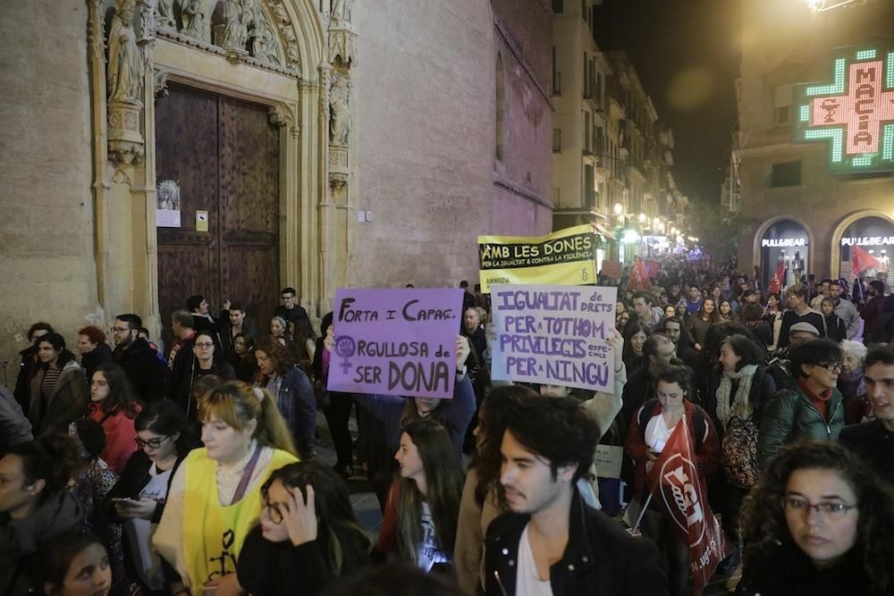 Multitudinaria marcha en Palma por la mujer