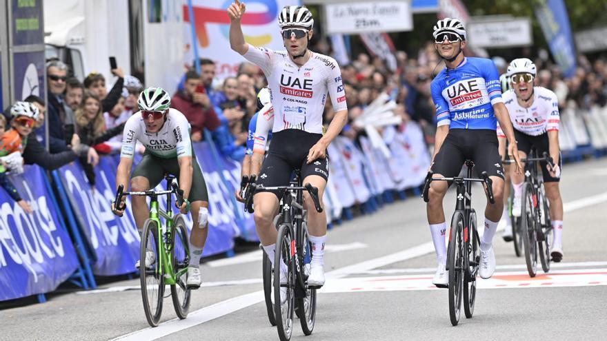 Fisher-Black completa el triplete del UAE en La Vuelta Asturias ganando en Oviedo