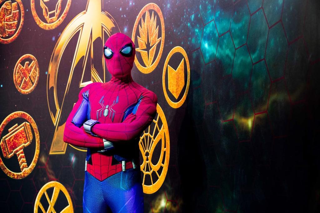 Spider-Man en la Super Hero Station. 