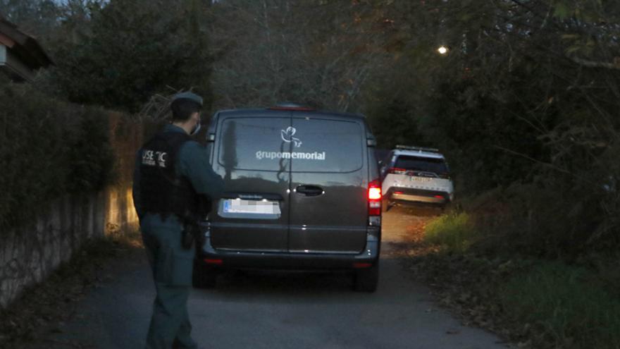 Un furgón fúnebre llega al domicilio del matrimonio, vigilado por un guardia civil