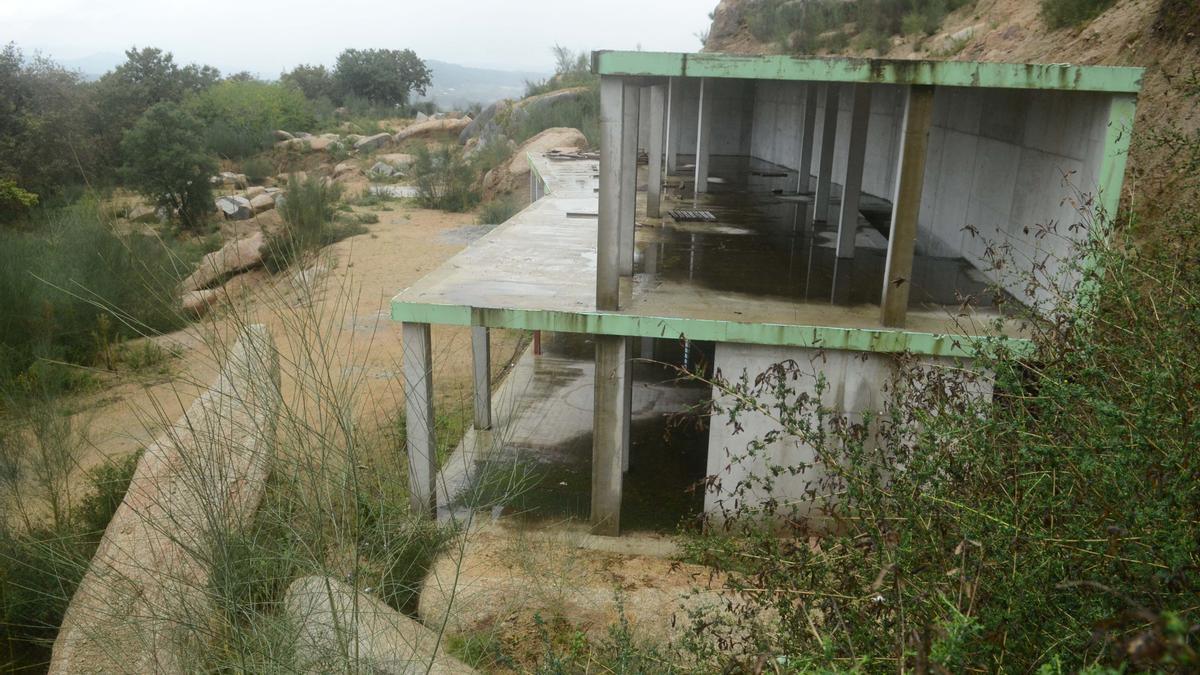 Una de las construcciones que quedó a medio hacer