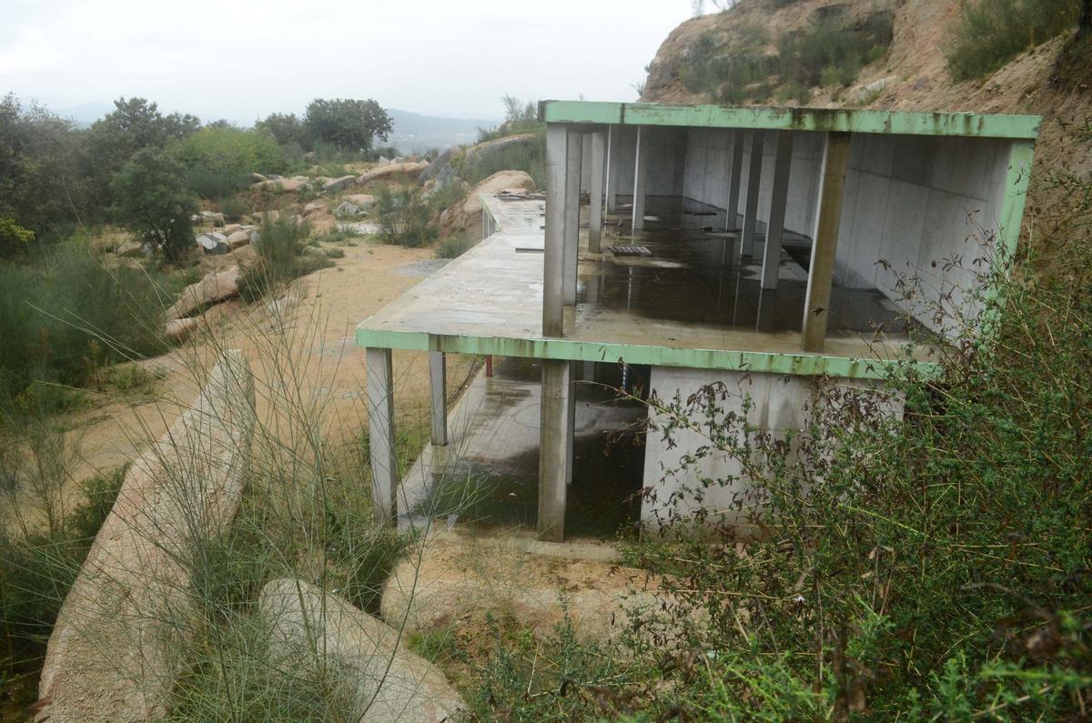 Una de las construcciones que quedó a medio hacer