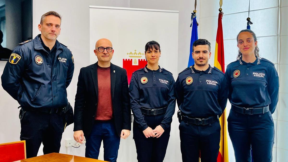 Los nuevos agentes con el alcalde y el jefe de Policía Local.