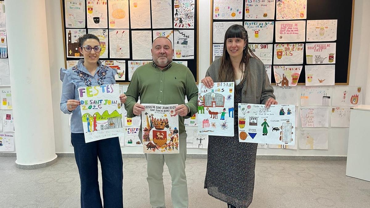 El alcalde de Sant Joan de Moró, Vicente Pallarés, posa con el cartel ganador para anunciar las fiestas de la localidad.