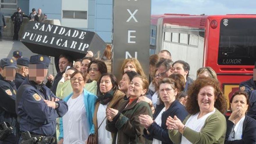 Protesta de profesionales, hoy, ante la visita de autoridades para concer las nuevas Urgencias del Chuac. / Víctor Echave