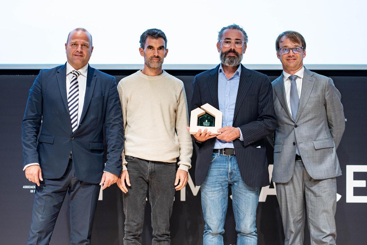 Recogen el premio José Valverde, CEO de Valgreen, y Josep Bunyesc, arquitecto responsable del diseño de la promoción.