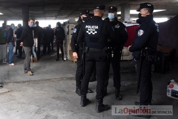 Tensión en San Pío X durante el desalojo de okupas en un edificio abandonado