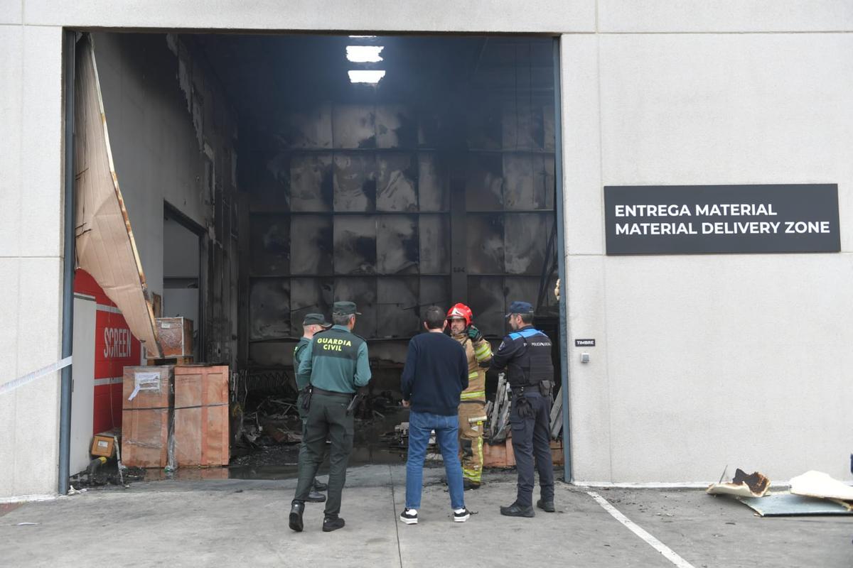 Un incendio destroza la nave de Trison en el polígono de Espíritu Santo