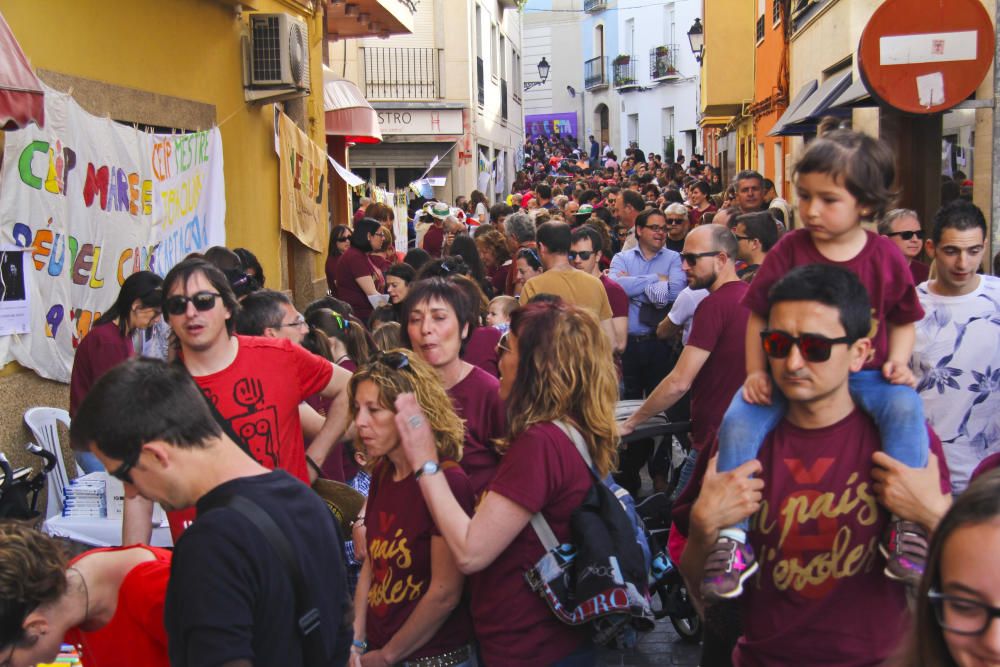 Multitudinaria festa pel valencià en Muro