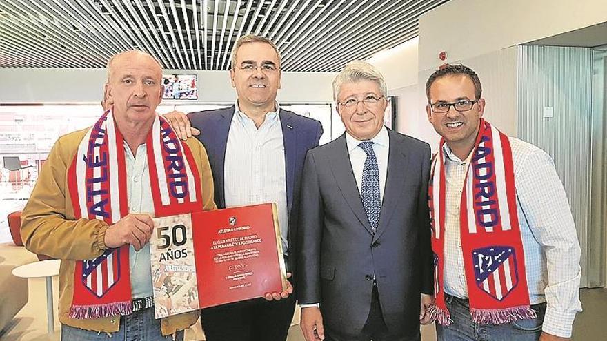 Enrique Cerezo entrega un diploma a la Peña del Atlético de Madrid de Pozoblanco al cumplir su 50 aniversario