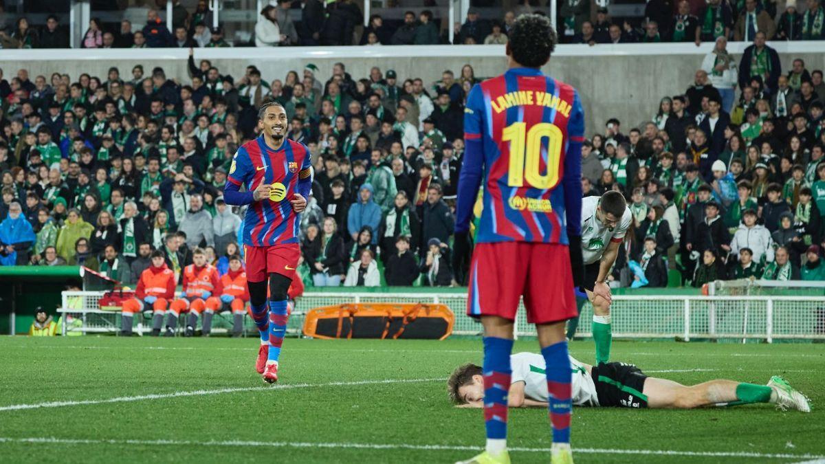 Lamine y Raphinha tras el gol del extremo de Rocafonda