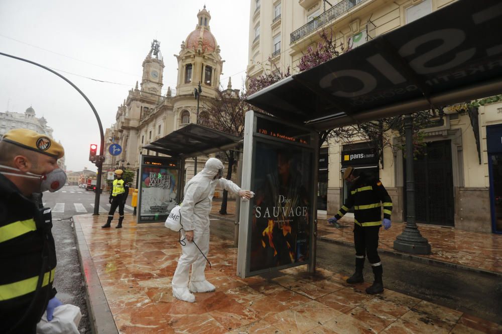 La UME desinfecta la plaza del Ayuntamiento de València por el coronavirus