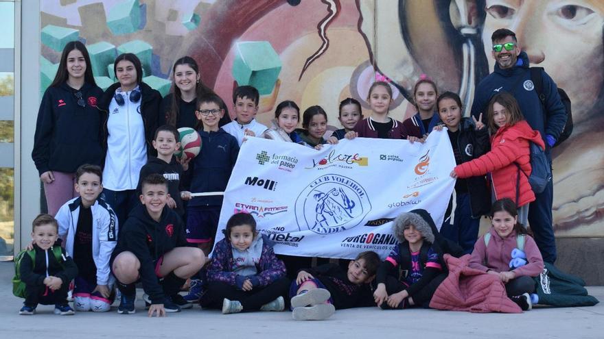 El grupo de benjamines del CV Gandia con sus técnicos en la competición de Elche