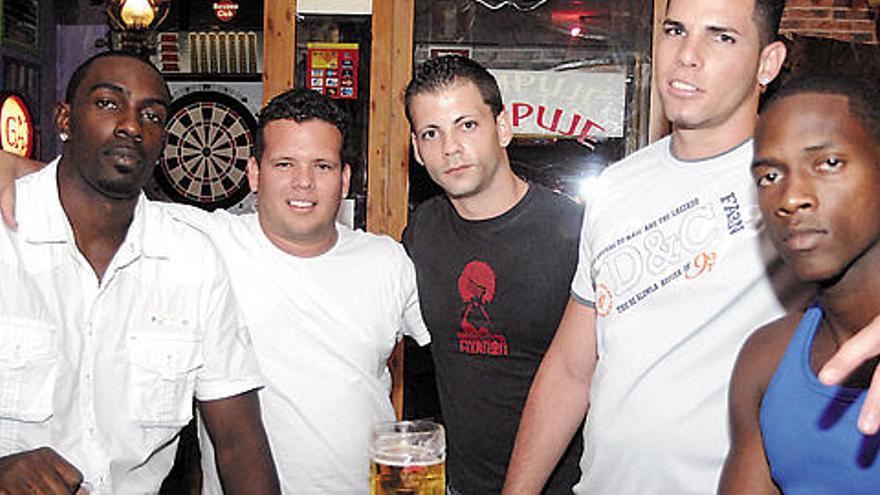 Georvis Elías, Andy, Miguel Ángel, Carlos Manuel y Taylor(i-d) posan en el bar- restaurante Azúcar 57, anoche.  CASTRO