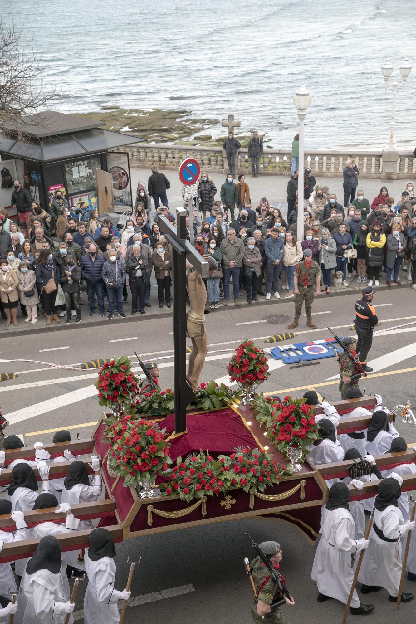 EN IMÁGENES: Gijón arropa al Cristo de los Mártires en su regreso a las calles