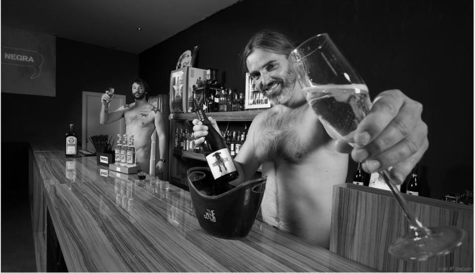 Doce dueños de doce bares de Murcia posan desnudos por una causa solidaria