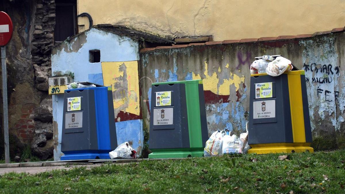 Contenedores de reciclaje en el barrio de La Villa. | LNE