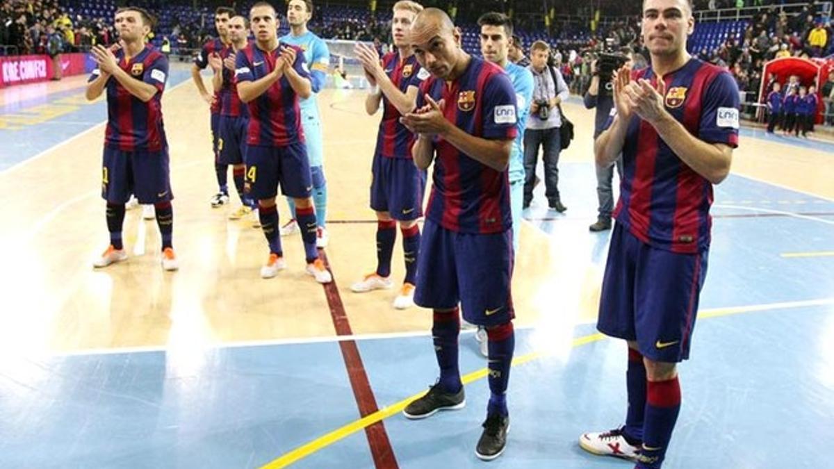 Los jugadores del Barça, agradeciendo el apoyo del público tras perder en el Palau