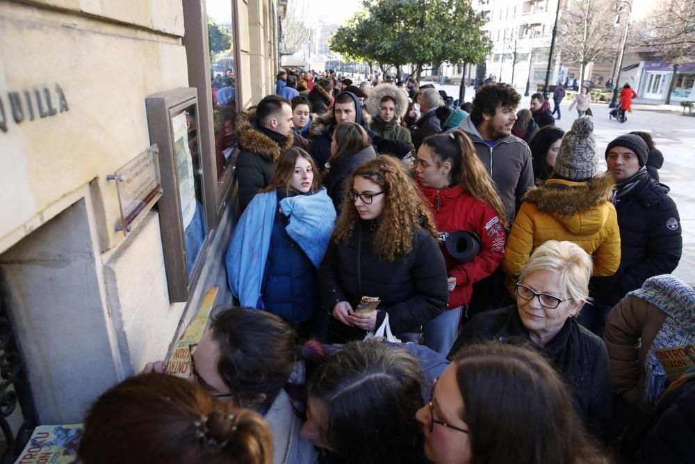 Colas en el Antroxu gijonés a las puertas del Jovellanos.