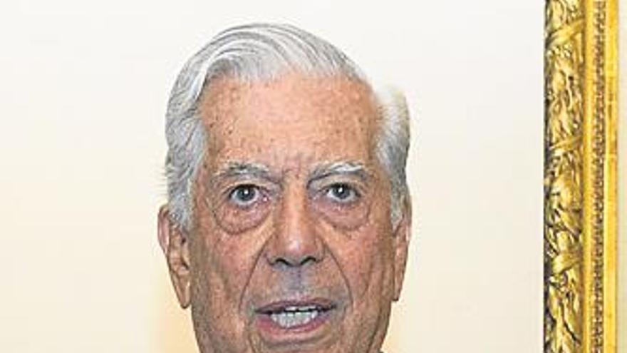 Vargas Llosa sufre una caída en su casa