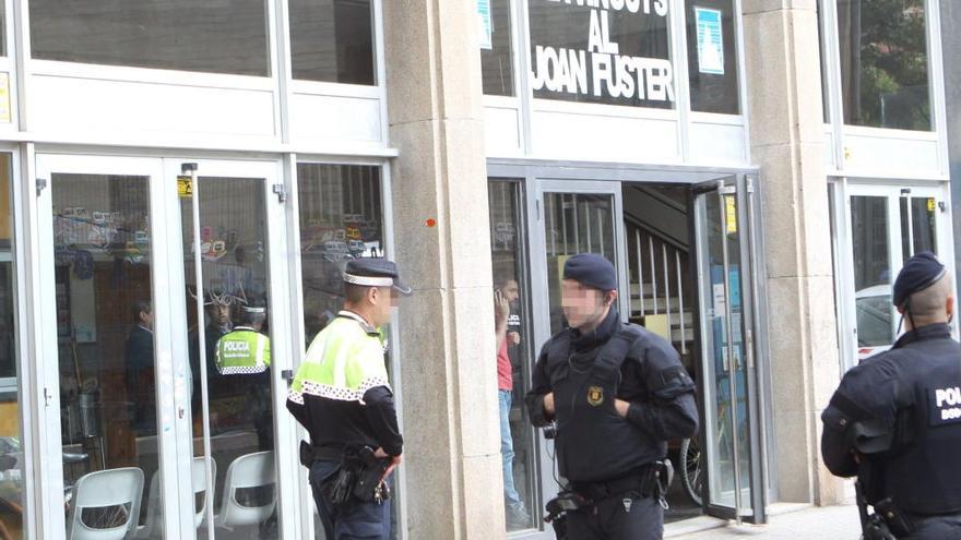 Mossos custodian la entrada al instituto Joan Fuster.