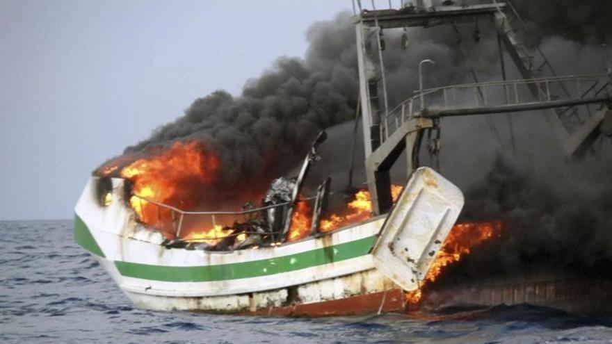 Se hunde un pesquero incendiado a 5 millas de Almería