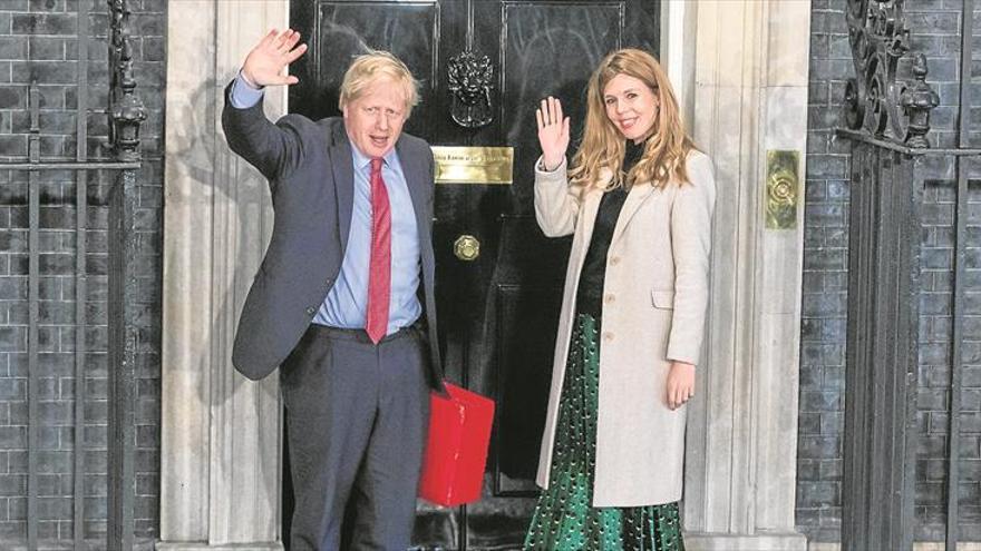 Boris Johnson y su novia, padres de un niño