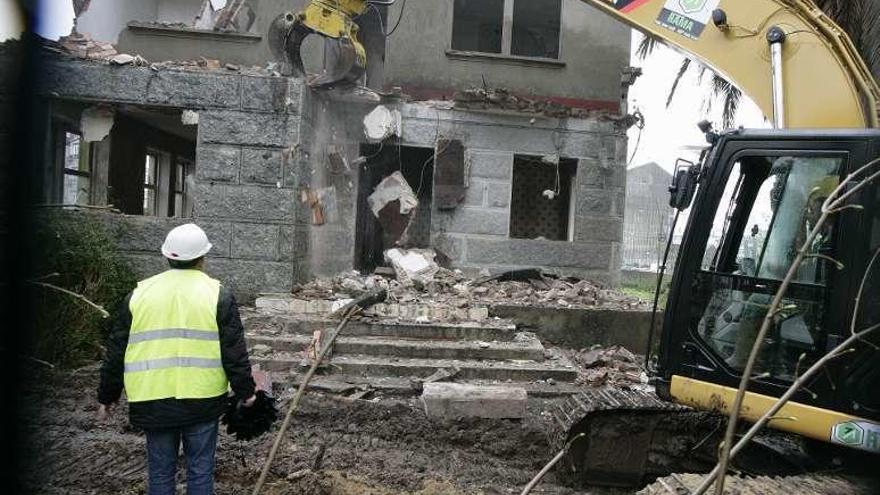 Demolición del antiguo chalé en estos terrenos. // Bernabé/Cris M.V.