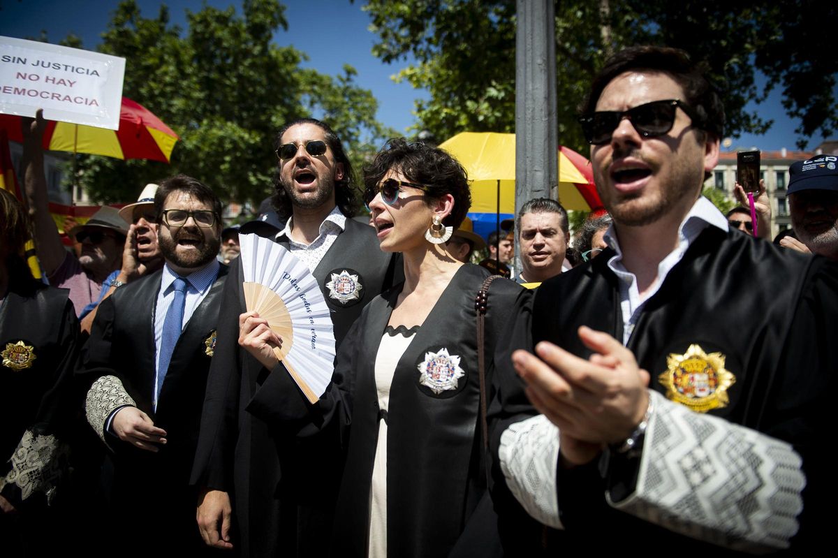 Varias personas durante una concentración de jueces y fiscales frente al Tribunal Supremo