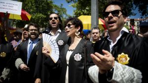 Varias personas durante una concentración de jueces y fiscales frente al Tribunal Supremo