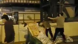 VÍDEO | Noqueado con una tapa de alcantarilla en Hong Kong