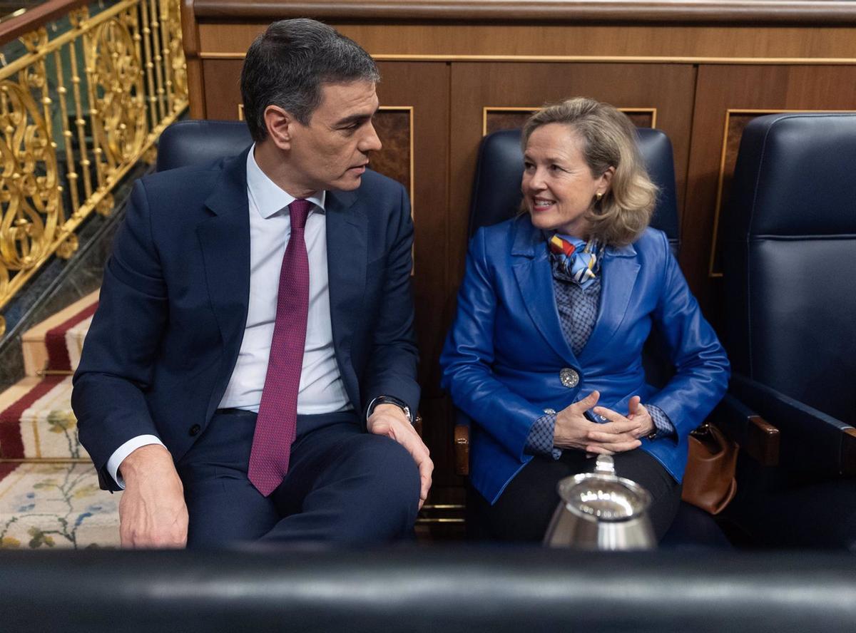 El presidente del Gobierno, Pedro Sánchez y la vicepresidenta primera y ministra de Economía, Nadia Calviño.
