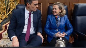 El presidente del Gobierno, Pedro Sánchez y la vicepresidenta primera y ministra de Economía, Nadia Calviño.