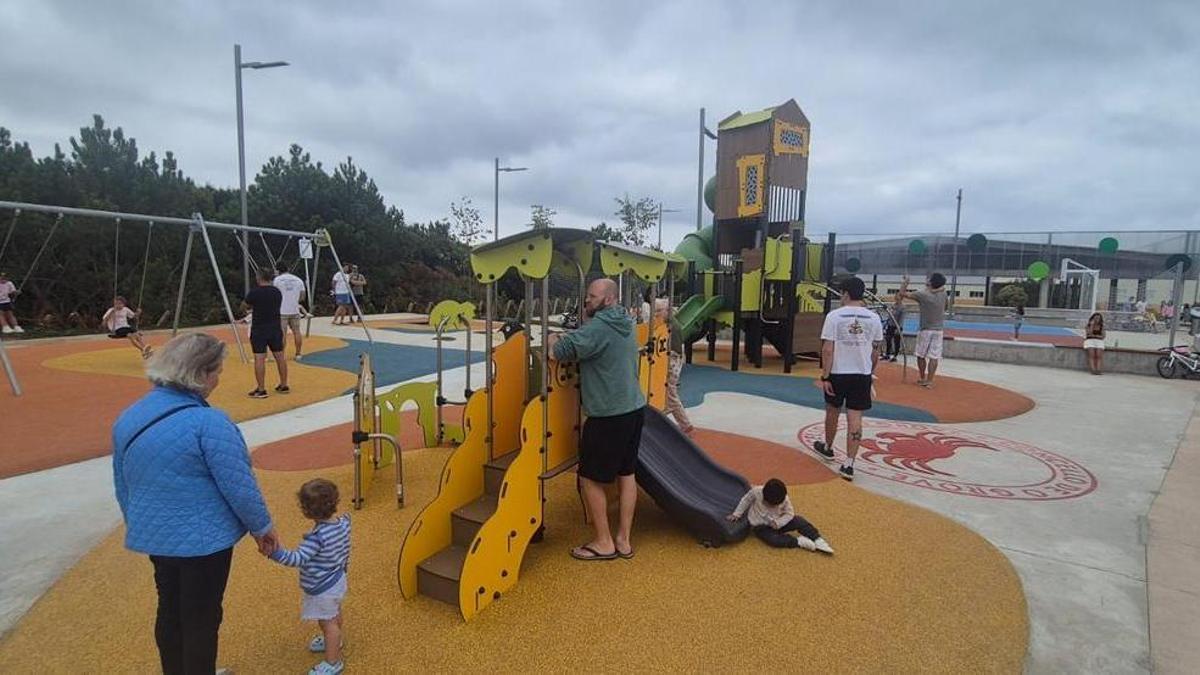 Usuarios en el parque infantil del complejo polideportivo de As Bizocas.