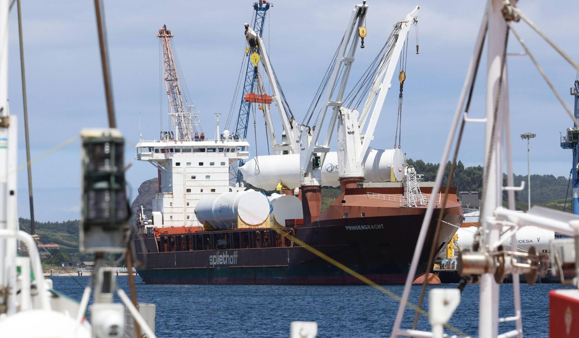 En imágenes: Así fue la carga en el Puerto de Avilés de nueve colosales depósitos de CO2 fabricados por Idesa