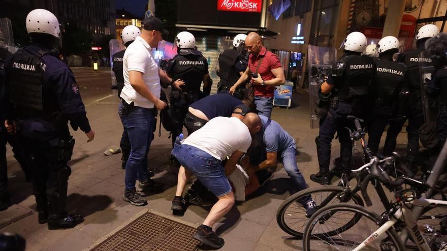 Una multitudinaria protesta en Belgrado contra el Gobierno serbio acaba con 47 detenidos y decenas de heridos