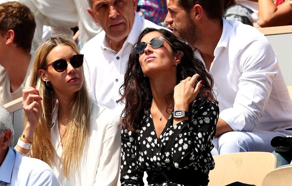 Xisca Perelló con un vestido negro de margaritas estampadas