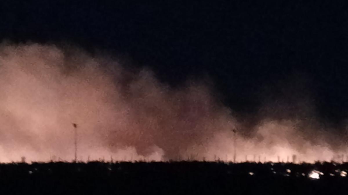 Se reactiva el fuego en el incendio de la planta de reciclaje de San Antonio de Requena.