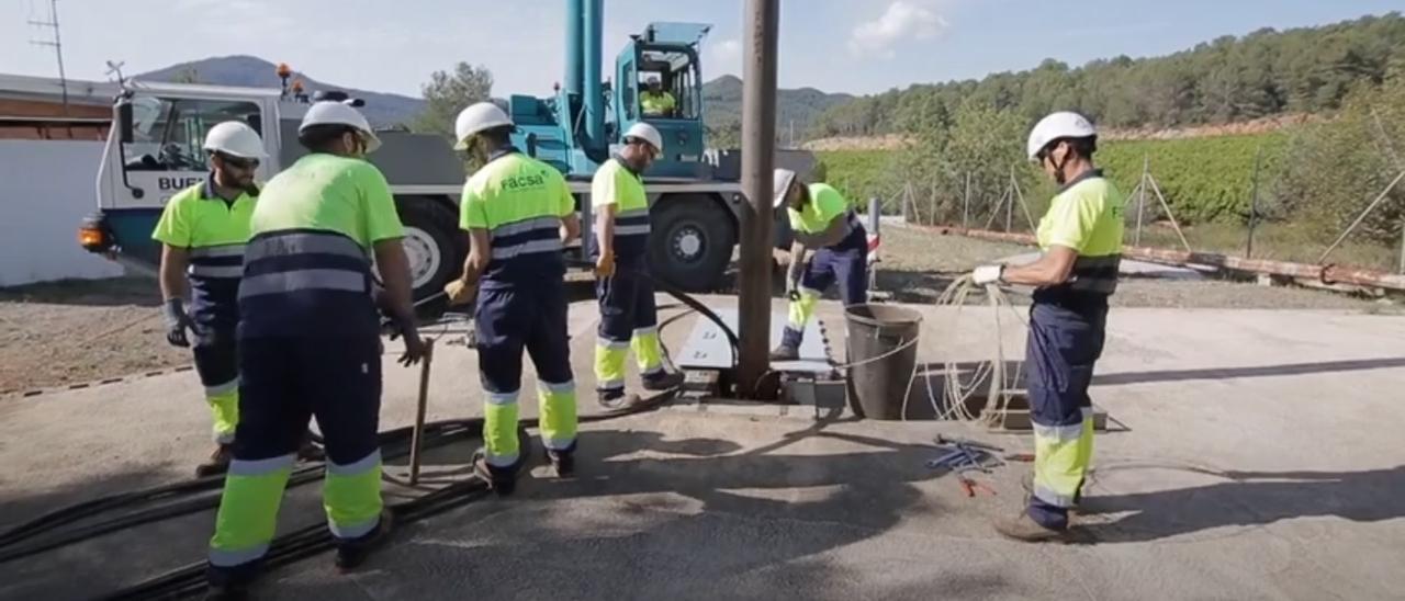 Un grupo de operarios de Facsa desmonta y monta una bomba sumergible en un pozo de Onda, en una foto de archivo.