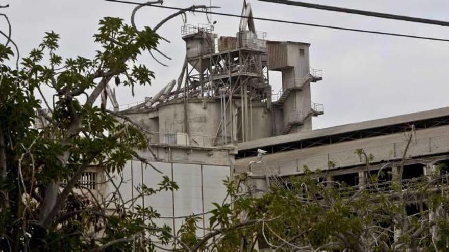 Imagen de los edificios de la fábrica de cemento de San Vicente, hoy en estado de abandono y deterioro paulatino.