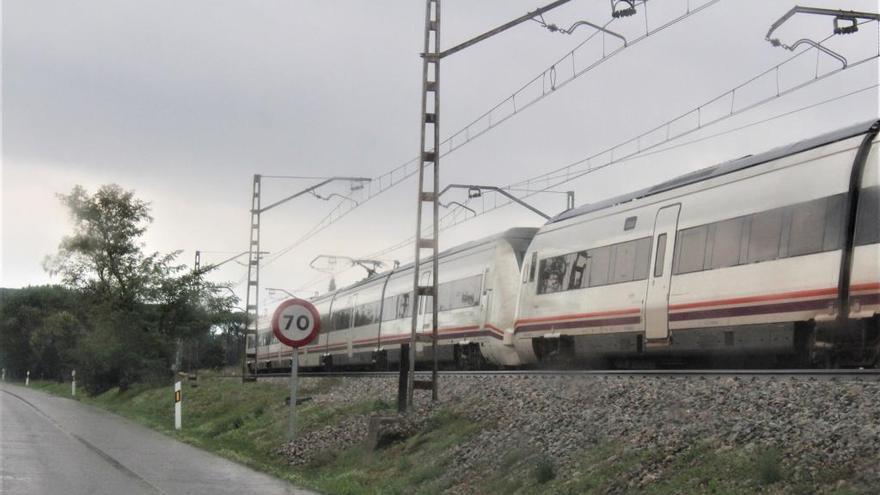 Una unitat de Rodalies de Renfe al seu pas per Figueres.