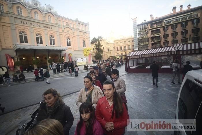 Degustación de monas y chocolate en la Plaza del Romea