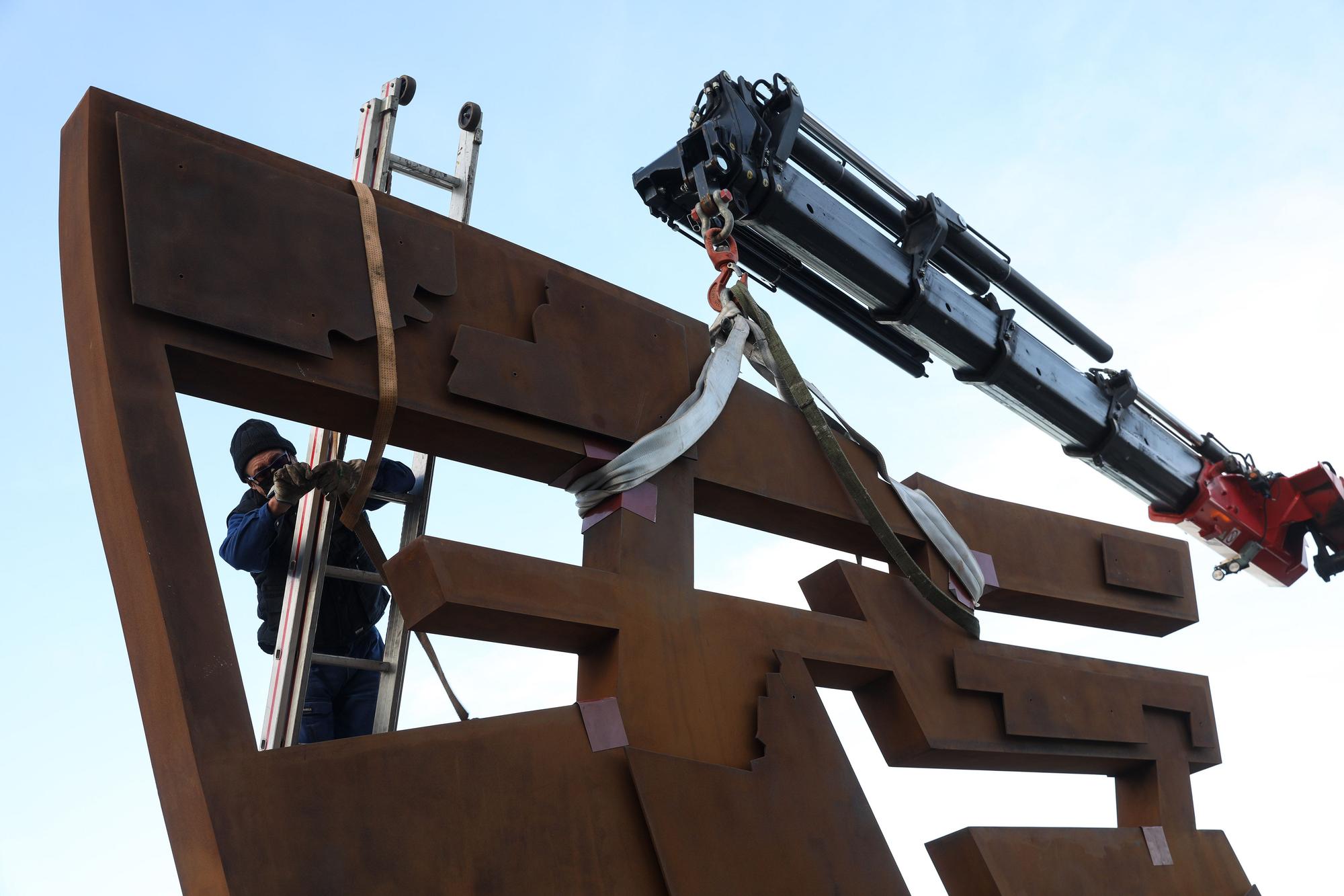 Instalación de la escultura Nordeste, ya restaurada