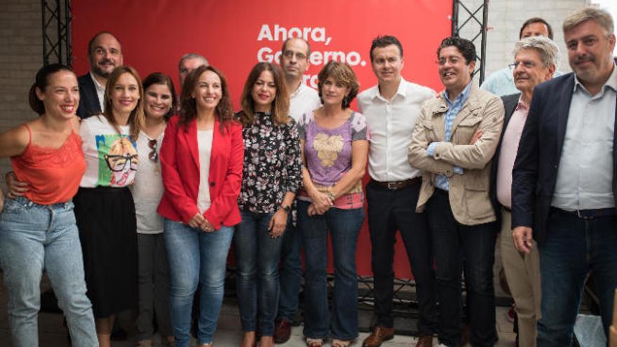 Dolores Delgado, ayer junto a los candidatos a las Cortes y representantes del PSOE de Tenerife, entre ellos Pedro Martín, Patricia Hernández y Julio Pérez.