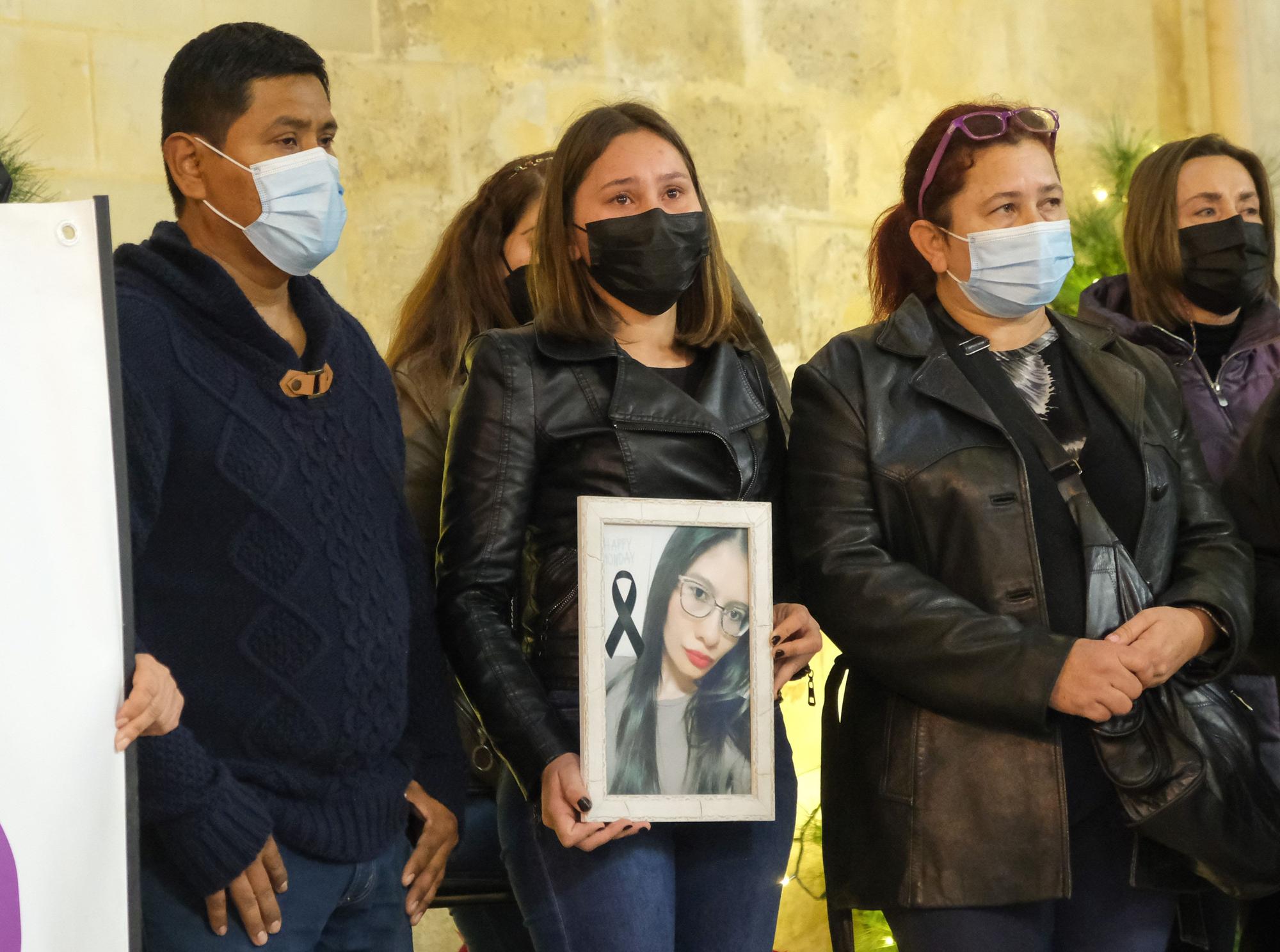 Concentración de repulsa por el asesinato de Yolanda en Elche. Familiares de la joven acudieron al emotivo acto en la Plaza de Baix
