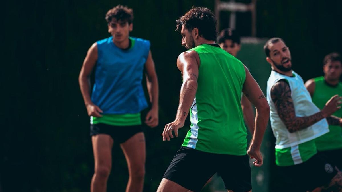 Jugadores del Elche entrenan en las instalaciones del Díez Iborra