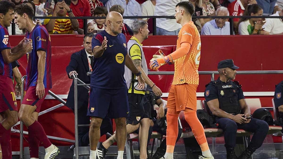 Jose Ramón de la Fuente felicita a Dominik Livakovic tras su debut con el Barça en el partido ante el Sevilla