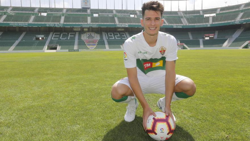 Chuca, esta mañana, durante su presentación como jugador del Elche